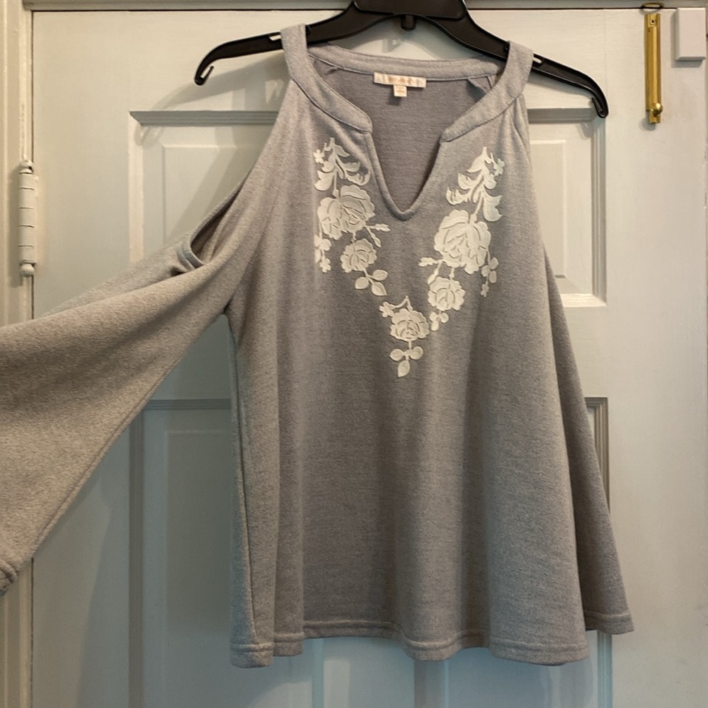 Never Worn Grey Anthropologie Blouse with Shoulder Cut-Outs and Lace, size M